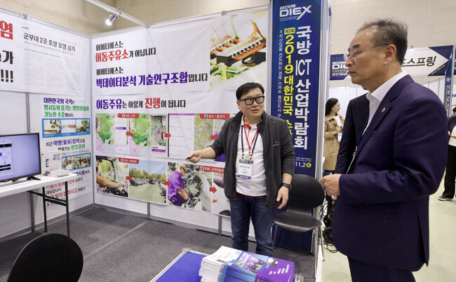 10월 31일 경북 구미시 구미코에서 열린 ‘제3회 2019 대한민국 스마트 국방 ICT 산업박람회’에서 장세용 구미시장이 이승원 ebts 이사장으로부터 ‘찾아가는 주유 시스템’에 대해 설명을 듣고 있다. 박람회는 11월 2일까지 열린다. [지호영 기자]