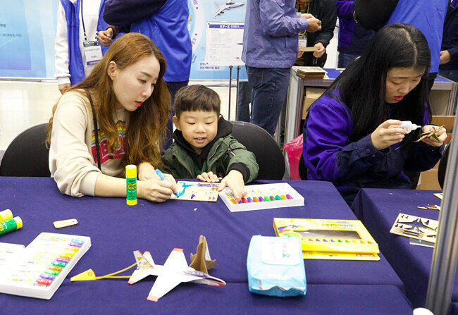 11월 1일 ‘제3회 2019 대한민국 스마트 국방 ICT 산업박람회’에서 관람객들이 항공모형 종이접기를 하고 있다. 10월 31일 경북 구미시 구미코에서 개막한 이번 박람회는 11월 2일까지 열린다. [지호영 기자] 