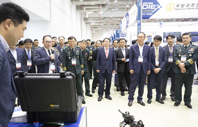 10월 31일 경북 구미시 구미코에서 열린 ‘제3회 2019 대한민국 스마트 국방 ICT 산업박람회’에서 내·외빈들이 행사 관계자의 설명을 듣고 있다. [지호영 기자]