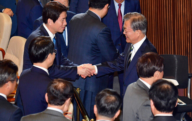문재인 대통령이 10월 22일 서울 여의도 국회 본회의장에서 2020년 예산안 시정연설을 마치고 퇴장하며 이인영 더불어민주당 원내대표와 인사를 나누고 있다. [뉴스1]
