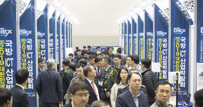 10월 31일 경북 구미시 구미코에서 열린 ‘제3회 대한민국 스마트국방 ICT 산업박람회’에서
관람객들이 전시 부스를 살펴보고 있다. [지호영 기자]