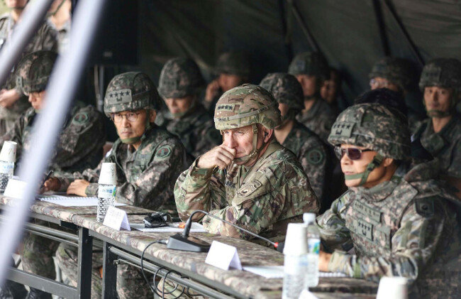 로버트 에이브럼스 한미연합사령관(가운데)이 10월 23일 최병혁 부사령관(오른쪽), 남영신 지상작전사령관(왼쪽)과 함께 경기 포천시 미8군 로드리게스 사격장에서 실시된 제5포병여단 실사격 훈련을 참관하고 있다. [주한미군 페이스북]