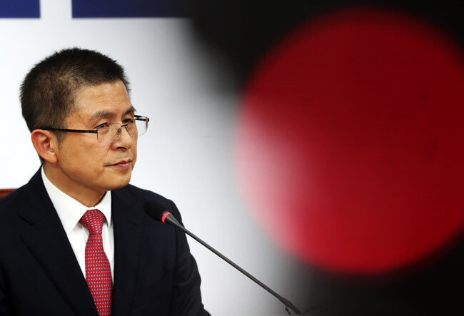 11월 6일 국회 본청에서 황교안 자유한국당 대표가 보수대통합 관련 기자회견을 하고 있다. [장승윤 동아일보 기자]