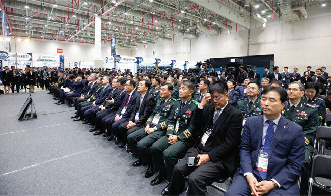 10월 31일 박람회 개막식에 참여한 내·외빈들.