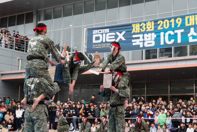 제2작전사령부 태권도시범단이 
화려한 발차기를 선보이고 있다.