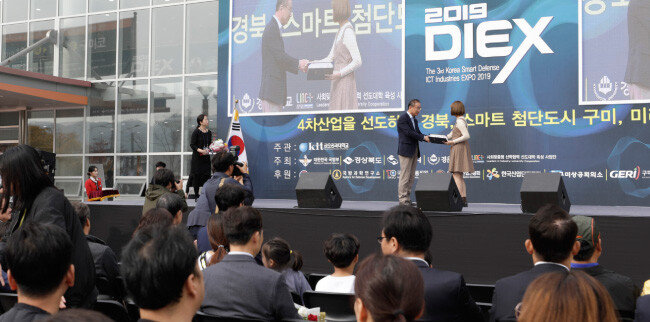 ‘우수기업 제품 설명회’에 참가한 한 수상자가 장세용 구미시장으로부터 상장을 받고 있다. 