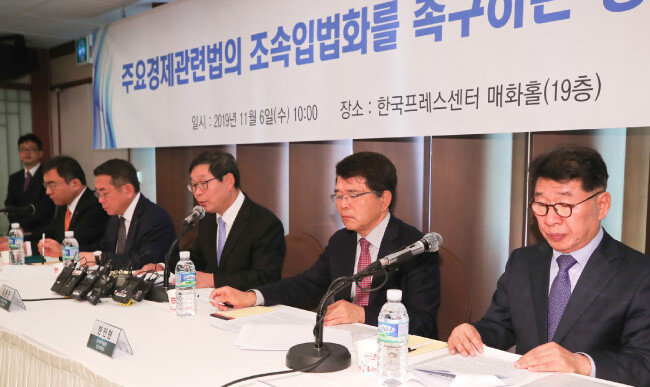 11월 6일 서울 중구 한국프레스센터에서 경총 등 경제 5단체가 모여 주52시간 근무제 보완 등이 이뤄져야 한다고 호소했다. [원대연 동아일보 기자]