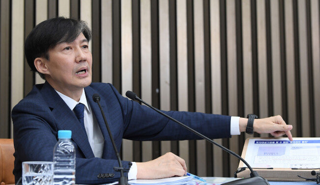9월 2일 조국 당시 법무부 장관 후보자가 서울 여의도 국회에서 열린 기자간담회에서 사모펀드에 관한 질문에 자료를 보여주며 답하고 있다. [최혁중 동아일보 기자]