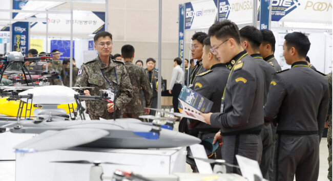 11월 1일 ‘2019대한민국 스마트국방 ICT 산업박람회’를 참관하는 군 장병들. [지호영 기자]