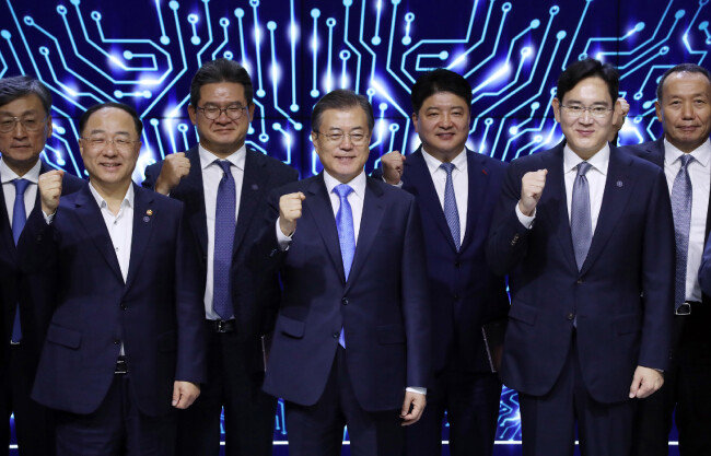 문재인 대통령이 10월 10일 충청남도 아산시 탕정 삼성디스플레이 사업장에서 열린 신규투자 및 상생협력 협약식에 참석, 이재용 삼성전자 부회장 등 참석자들과 파이팅을 외치고 있다. 앞줄 왼쪽부터 홍남기 경제부총리 겸 기획재정부 장관, 문 대통령, 이 부회장. [뉴시스]