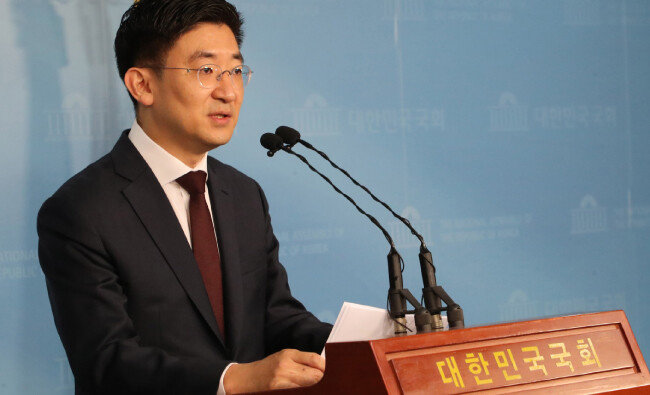 김세연 자유한국당 의원이 2019년 11월 17일 서울 여의도 국회 정론관에서 긴급 기자회견을 열고 총선 불출마 선언을 하고 있다. [안철민 동아일보 기자]