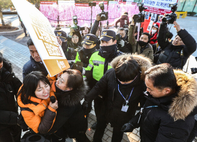2019년 12월 4일 청와대 사랑채 앞, 민중당 관계자가 나경원 당시 자유한국당 원내대표를 규탄하며 기습 시위를 하고 있다.