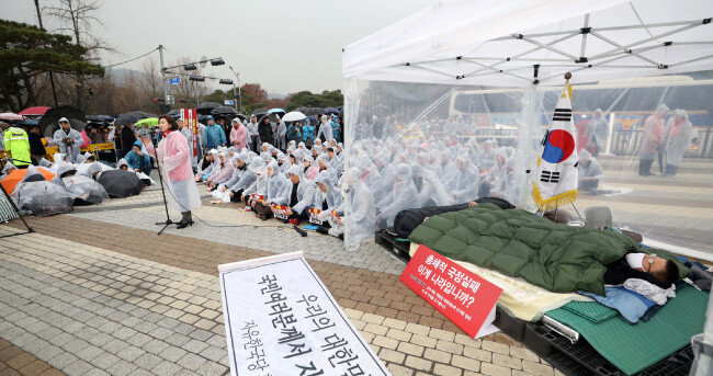 2019년 11월 24일 청와대 분수대 앞, 나경원 당시 한국당 원내대표가 황교안 한국당 대표가 단식 중인 천막 앞에서 공수처법 반대 등을 촉구하는 발언을 이어가고 있다.