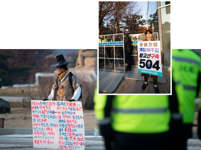 노인과 청년이 청와대 사랑채 앞에서 다른 행색을 한 채 사뭇 간극이 큰 구호를 내걸고 1인 시위를 하고 있다.  