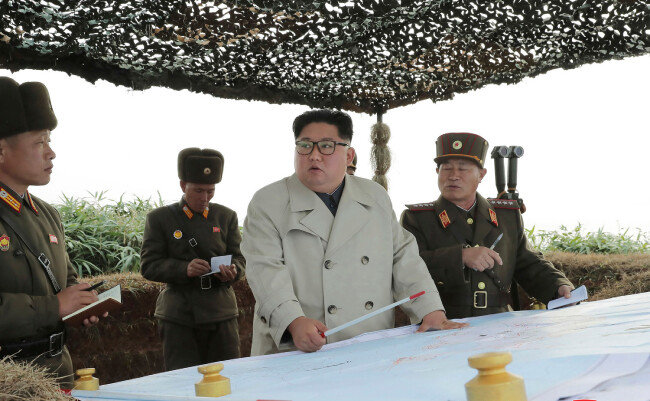 김정은 북한 국무위원장이 2019년 11월 23일 황해도 남단 방어부대를 시찰하며 사격 지시를 내리고 있다. [노동신문]
