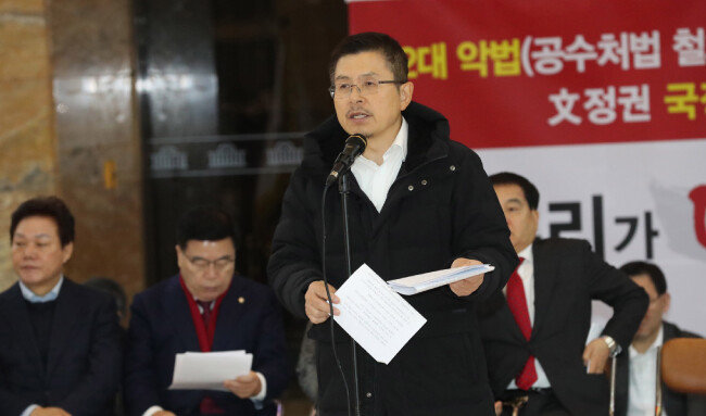 자유한국당을 제외한 여야 ‘4+1’ 협의체가 2019년 12월 13일 국회 본회의에서 패스트트랙으로 지정된 공직선거법 개정안 상정을 예고했다. 같은 날 국회 로텐더홀에서 황교안 한국당 대표는 “좌파독재 완성을 위한 의회 쿠데타가 임박했다”고 목소리를 높였다. [안철민 동아일보 기자]