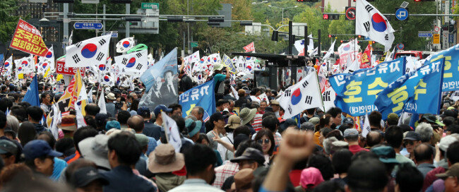 2019년 10월 3일 서울 광화문광장에서 자유한국당을 비롯한 보수단체가 문재인 대통령 하야와 조국 법무부 장관 퇴진을 요구하며 집회를 하고 있다. 