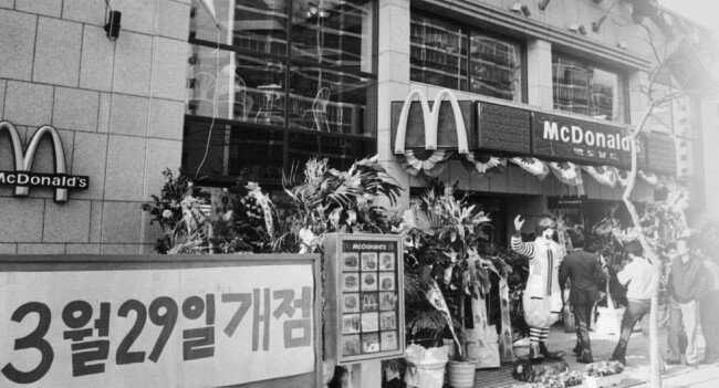 1988년 3월 29일 맥도날드가 서울 강남구 압구정동에 국내 첫 매장 문을 열었다. [동아DB]