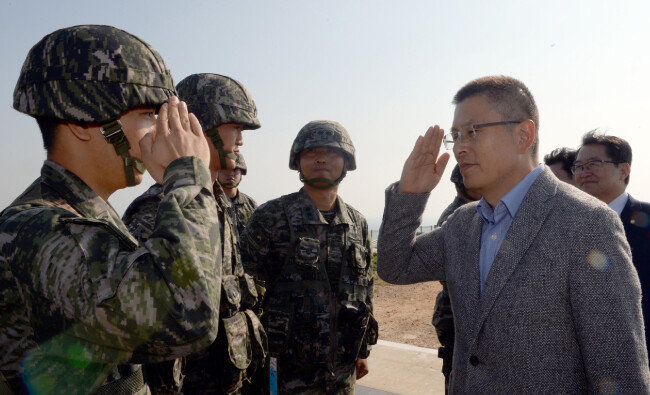 황교안 자유한국당 대표는 2019년 10월 25일 강력한 한미동맹을 복원해 완전한 북핵 폐기에 이르자는 외교안보 정책 ‘민평론’을 내놨다. 황 대표는 이날 발표 후 인천 강화군 해병2사단 말도소초를 방문했다. [국회사진기자단]