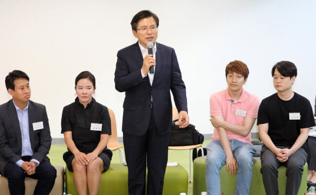 황교안 자유한국당 대표가 2019년 6월 7일 경기 성남시 수정구 판교 제2테크노밸리 기업성장센터에서 열린 ‘희망공감-국민 속으로, 황교안X2040 청년창업가 talk! talk!’행사에 참석해 인사말을 하고 있다. [뉴스1]