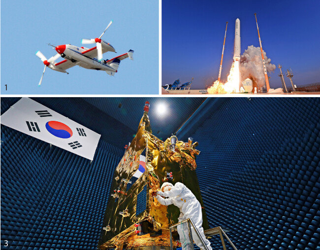 1	한국항공우주연구원이 독자 개발한 수직 이착륙 ‘스마트무인기’
2	2018년 11월 29일 전남 고흥군 나로우주센터에서 발사한 ‘누리호’ 시험발사체. 2021년 발사를 목표로 개발 중인 한국형 발사체로, 이날 발사 성공으로 한국은 75t급 액체엔진을 독자 개발한 일곱 번째 나라가 됐다. 
3 2020년 2월 발사 예정인 ‘천리안위성 2B호’의 전자파 시험 모습. [한국항공우주연구원 제공]