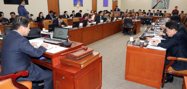노웅래 국회 과학기술방송정보통신위원장과 위원들이 2019년 12월 4일 서울 여의도 국회에서 열린 전체회의에서 ‘데이터3법’ 정보통신망법을 부대 의견을 달아 의결하고 있다. [뉴스1]