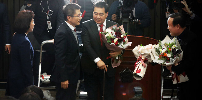 자유한국당 새 원내대표로 선출된 심재철 의원(오른쪽 두 번째)이 2019년 12월 9일 서울 여의도 국회에서 열린 원내대표 경선에서 당선을 확정지은 뒤 황교안 대표(오른쪽 세 번째)와 대화를 나누고 있다. [뉴스1]
