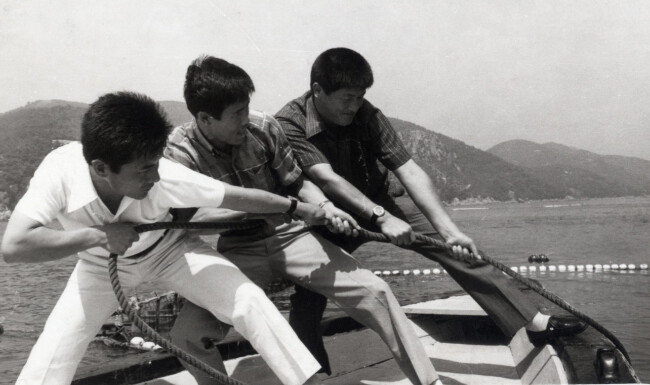 1973년 6월 경남 통영 앞바다에서 밀수단속반원이 어장 근처 바다에 숨겨둔 밀수품을 적발해 끌어 올리고 있다. [동아DB]