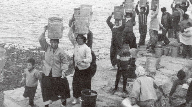 1972년 경남 통영군 한산면 비진도에서 주민들이 행정지도선이 실어온 식수를 받아가고 있다. [동아DB] 