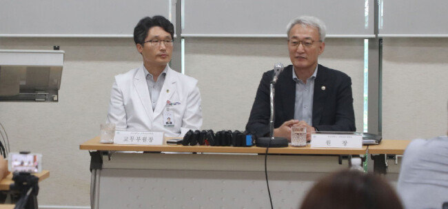 신상욱 부산대의전원 원장(오른쪽)이 지난해 8월 26일 양산캠퍼스 간호대에서 열린 긴급 기자간담회에서 장학금 규정에 대해 설명하고 있다. [박경모 동아일보 기자]