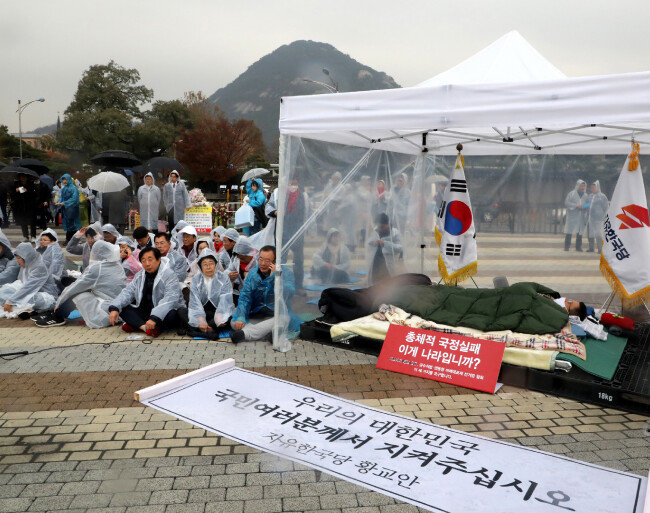 황교안 자유한국당 대표가 지난해 11월 24일 청와대 앞 분수대 광장에 비닐 천막을 치고 자리에 누워 닷새째 단식투쟁을 이어가고 있다. [장승윤 동아일보 기자]