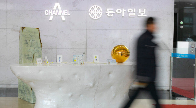 동아미디어센터 로비에 상과 함께 전시된 의자는 분청사기 기법을 활용해 제작한 것이다. 작가는 동아일보가 지난 100년간 쌓아온 업적과 권위를 의자로 상징화했다고 밝혔다.  [박해윤 기자]