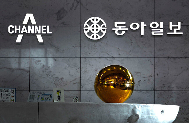동아일보는 ‘내일을 담는 100년의 상(床)’을 개방형 플랫폼으로 운영한다. 이 상 위에 올려보고 싶은 물건을 소장한 사람은 동아일보 e메일로 사연을 보내면 된다. 선정될 경우 그 물건을 상에 얹어 전시를 진행한다. [박해윤 기자]
