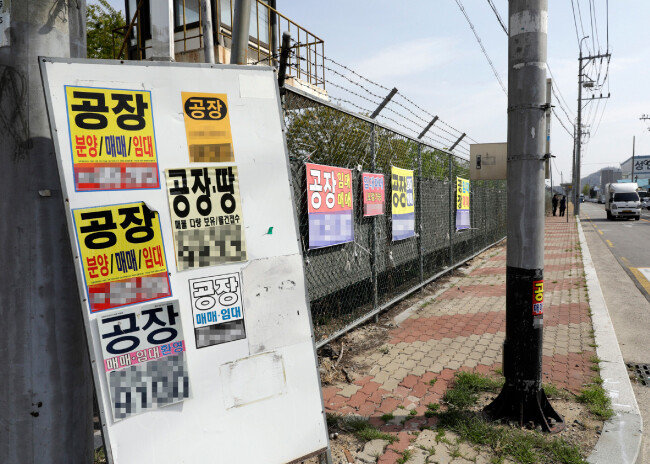 지난해 4월 8일 경북 구미시 구미국가산업단지 도로변에 공장 매매, 임대를 알리는 현수막이 즐비하다. [박해윤 기자]