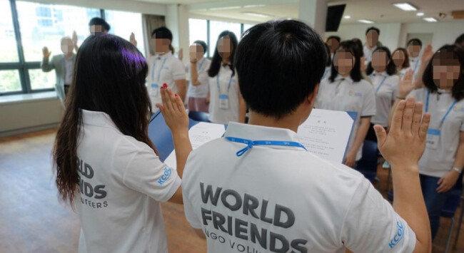 월드 프렌즈 코리아(WFK) NGO 봉사단이 해외로 봉사활동을 떠나기 전 선서하는 모습. [월드프렌즈코리아 NGO 봉사단 페이스북]