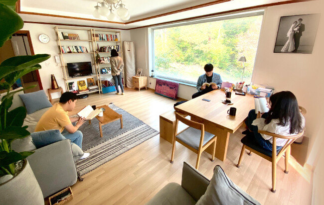 경기 성남시 분당구에 있는 김성용 ‘남의집’ 대표 집. 손님을 초대하려고 일부러 북카페처럼 꾸몄다. 이곳에서는 지금까지 세 차례 거실 서재 모임이 열렸다.  [남의집 제공]