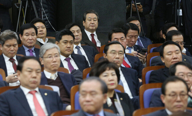 박근혜 당시 대통령 탄핵안 표결을 앞둔 2016년 12월 9일 서울 여의도 국회에서 열린 새누리당 의원총회에 김무성 의원이 참석했다. [동아DB]