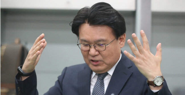 지난해 11월 27일 황운하 당시 대전지방경찰청장이 긴급 기자회견을 열고 청와대 선거개입 의혹에 관해 입장을 밝히고 있다. [뉴스1]
