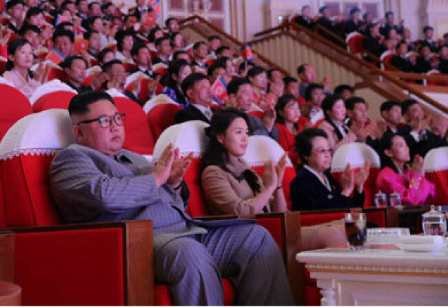 노동신문은 1월 26일 김정은 국무위원장의 설명절 기념 공연 관람에 고모 김경희(왼쪽 세 번째) 전 노동당 비서도 동석했다고 전했다. [노동신문 캡쳐]