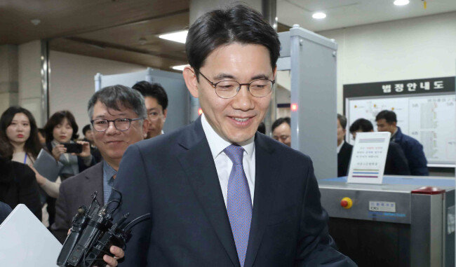 양승태 대법원장 시절 검찰 수사자료를 법원행정처에 누출한 혐의로 법정에 선 성창호 부장판사가 2월 13일 서울 서초구 서울중앙지방법원에서 열린 1심 선고 공판에서 무죄를 선고받은 후 법정을 나서고 있다. [뉴시스]
