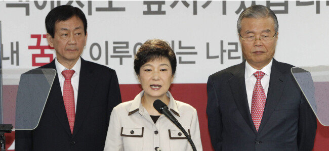 2012년 10월 19일 박근혜 당시 새누리당 대선후보가 서울 여의도 당사 기자실에서 경찰 관련 공약을 발표하고 있다. 오른쪽이 김종인 당시 새누리당 국민행복추진위원장. [안철민 동아일보 기자]