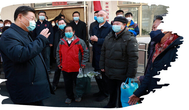 2월 10일 시진핑 중국 국가주석이 방역 마스크를 
쓴 채 수도 베이징의 한 주민센터를 방문해 주민들로부터 생필품 공급 및 방역 상황 등을 듣고 있다.  [신화 뉴시스]