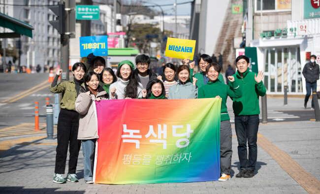경제가 발전할수록 환경 이슈는 정치의 전면에 자리매김한다. 2012년 창당한 녹색당은 생명과 평화 정치를 표방하며 첨예한 이슈의 한복판에 서왔다. 