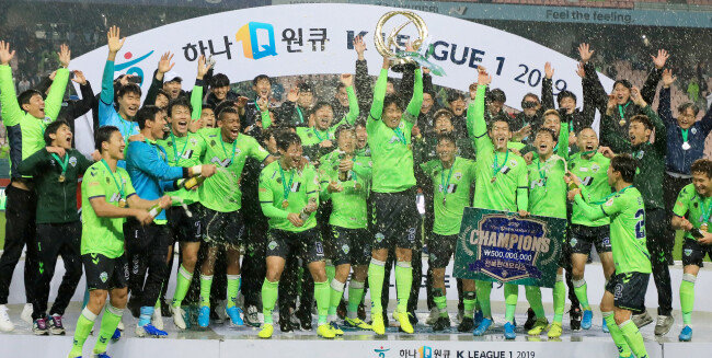 2019년 12월 1일 전주월드컵경기장에서 이동국이 2019 K리그1 우승 트로피를 들어올리자 전북 선수들이 모두 환호하고 있다. [뉴스1]