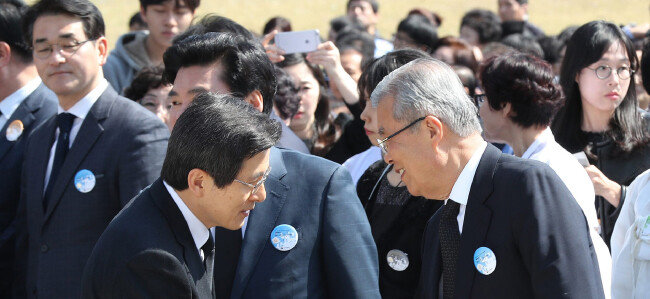 2016년 4월 19일 서울 강북구 국립 4·19 민주묘지에서 제56주년 4·19 기념식이 열렸다. 황교안 당시 국무총리(왼쪽)가 김종인 당시 더불어민주당 비상대책위원회 대표와 인사를 나누고있다. [김재명 동아일보 기자]