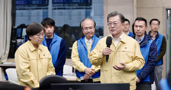 문재인 대통령은 3월 11일 질병관리본부 긴급상황실을 방문한 자리에서 “사망자가 더 나오지 않게 각별한 노력을 해 달라”고 당부했다. [청와대 제공]