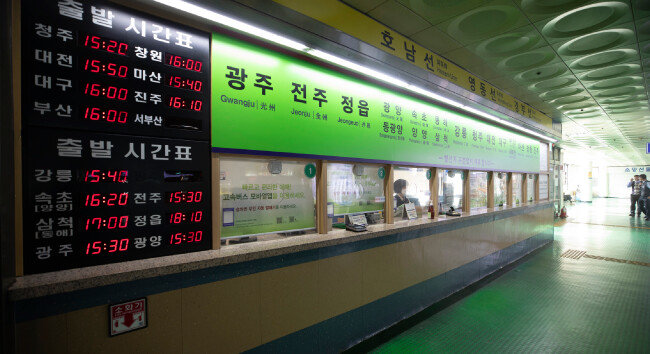 주말임에도 동서울터미널 매표소 앞은 인적이 없어 고요하다.