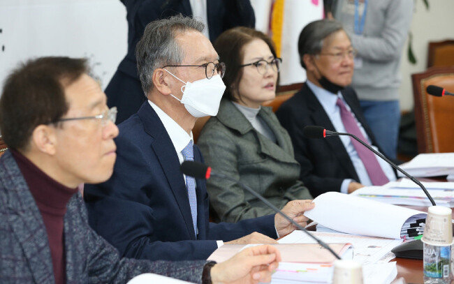 3월 2일 김형오 당시 미래통합당 공천관리위원장(왼쪽 두 번째)이 서울 여의도 국회에서 제21대 국회의원 총선거 TK공천 후보자 화상 면접을 진행하고 있다 [장승윤 동아일보 기자]