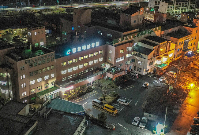 경북 청도군 청도대남병원에서 근무하다 코로나19 확진 판정을 받고 치료 중이던 70대 여성 간병인이 3월 13일 숨졌다. [뉴시스]