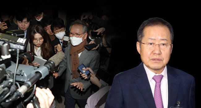 김형오 미래통합당 공천관리위원장이 3월 13일 서울 여의도 국회에서 위원장직 사퇴 기자회견을 마친 뒤 취재진의 질문을 받고 있다. 공천 탈락한 홍준표 의원(오른쪽). [동아DB]